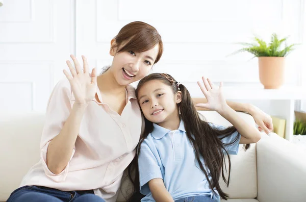 Madre feliz con la niña en casa —  Fotos de Stock