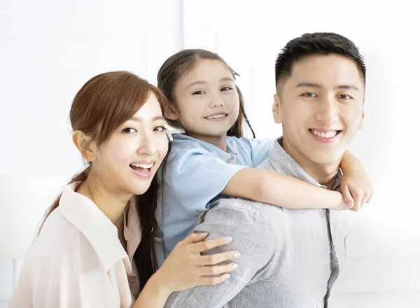 Gelukkige familie en kind plezier samen — Stockfoto
