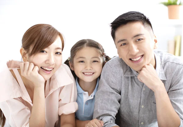 Familia feliz y niño divirtiéndose juntos — Foto de Stock