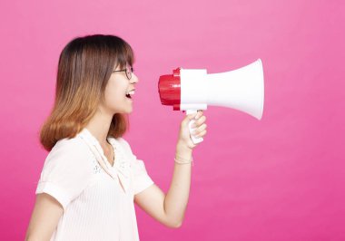 öğrenci kız megafon Ile bağırıyor