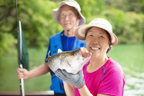 Glückliches Seniorenpaar angelt am See — Stockfoto