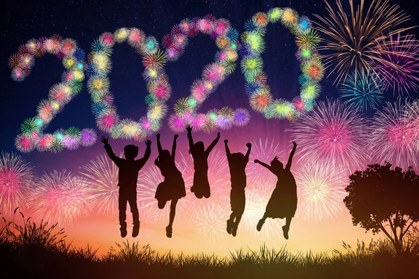Feliz ano novo 2020 conceitos. crianças pulando na colina — Fotografia de Stock