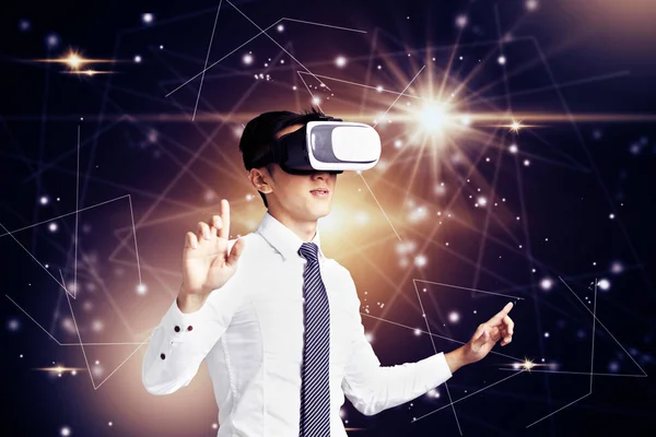 Business man met behulp van VR computer en moderne technologie concept — Stockfoto