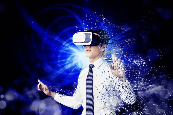 Business man met behulp van VR computer en moderne technologie concept — Stockfoto