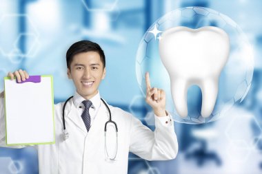 parlayan kavramı ile Sağlıklı diş gösteren genç diş hekimi