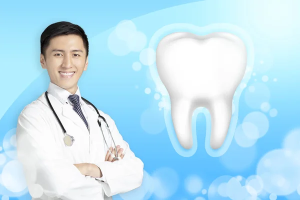 年轻的牙医医生显示健康牙齿与发光的概念 — 图库照片