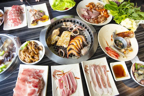 Persone che mangiano carne barbecue nel ristorante — Foto Stock