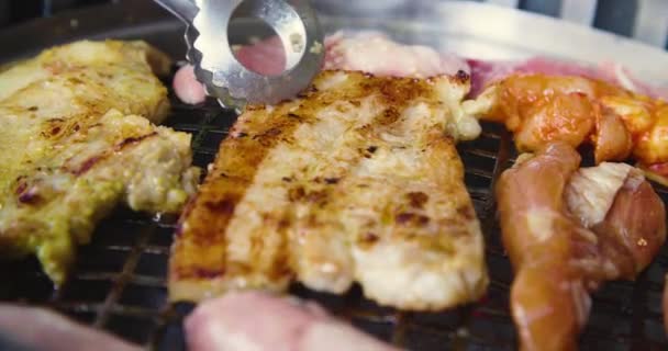 肉烤肉在餐厅的热烧烤火 — 图库视频影像