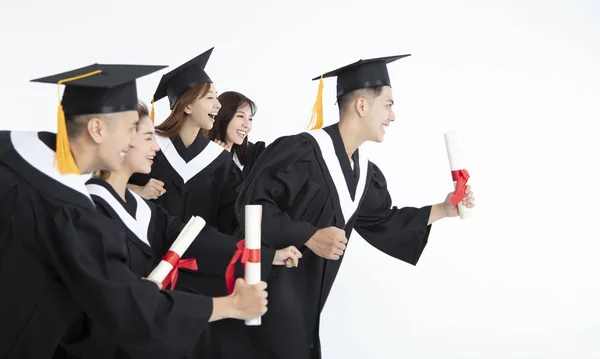 Groep studenten rennen en vieren afstuderen — Stockfoto