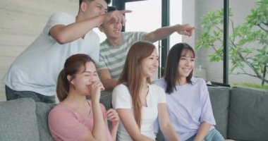 evde birlikte Tv izleyen bir grup genç