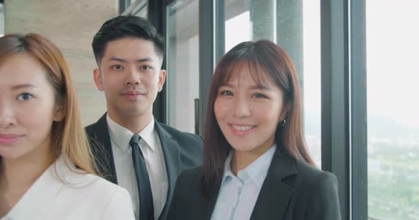 Succesvol Aziatisch Business Team Dat Glimlacht Samenstaat — Stockvideo