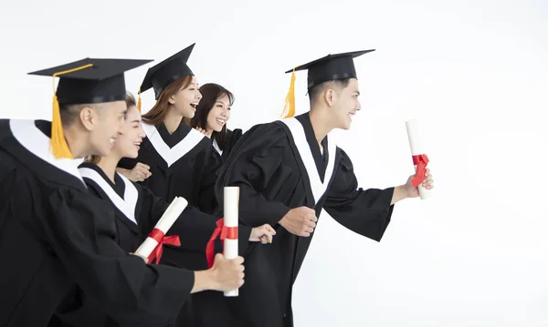 Grupp studenter som springer och firar examen — Stockfoto