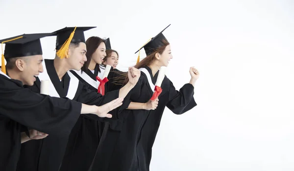 Ομάδα μαθητών που τρέχουν και γιορτάζουν την αποφοίτηση — Φωτογραφία Αρχείου