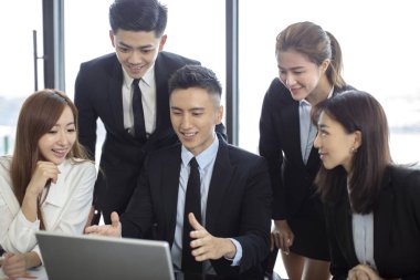 iş adamları dizüstü bilgisayar bakarak ve duri konuşan