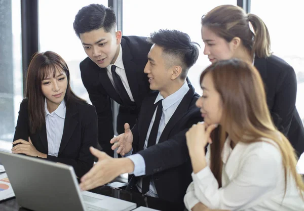 Pessoas de negócios olhando para o computador portátil e falando duri — Fotografia de Stock
