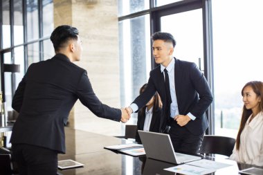 Ofiste tokalaşırken genç iş adamları