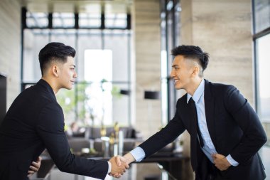 Ofiste tokalaşırken genç iş adamları