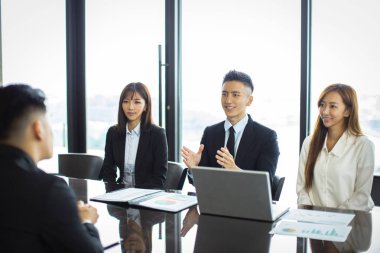 iş adamları toplantı sırasında tartışmak ve konuşmak