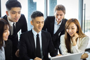 iş adamları dizüstü bilgisayar bakarak ve durin konuşan