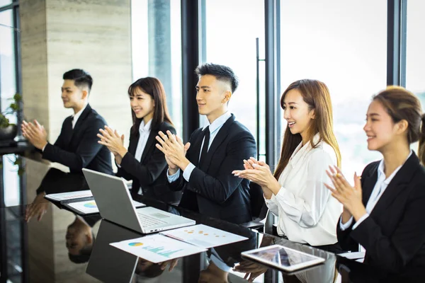 Бізнесмени аплодують під час зустрічі — стокове фото