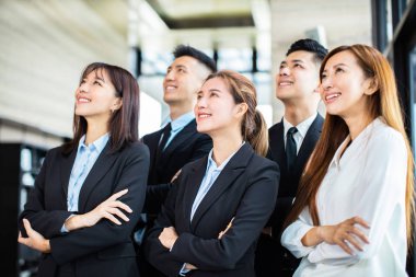 emin asya iş ekibi ofiste duruyor