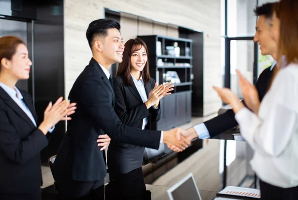 Jeunes gens d'affaires serrant la main dans le bureau — Photo