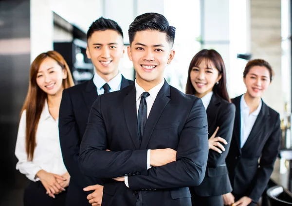 Confiante asiático equipe de negócios fica no escritório — Fotografia de Stock