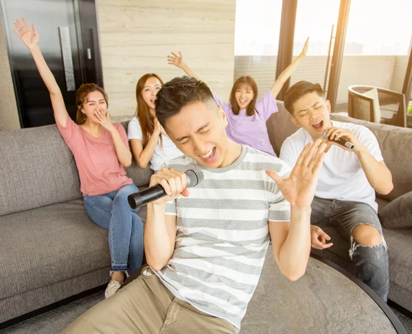 Bir grup arkadaş evde karaoke yapıyor. — Stok fotoğraf