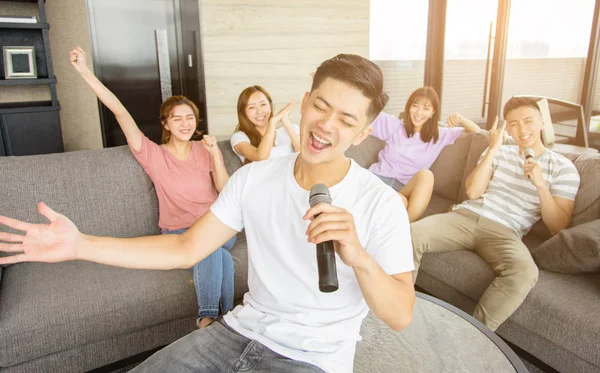 Bir grup arkadaş evde karaoke yapıyor. — Stok fotoğraf