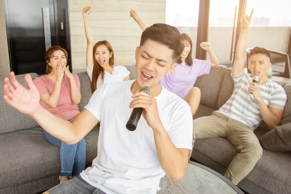 Gruppe von Freunden spielt zu Hause Karaoke — Stockfoto