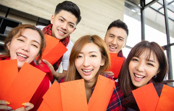 Unga människor som har roligt och firar kinesiska nyåret — Stockfoto
