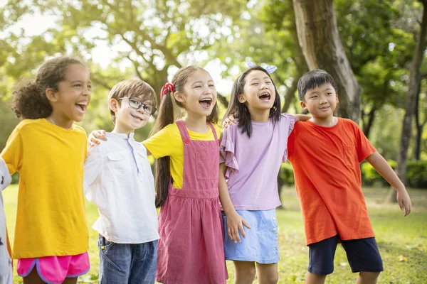 Multietnisk grupp av skol barn skratta och omfamna — Stockfoto