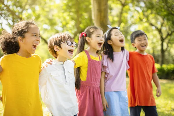 Flera etniska grupper av skolbarn som skrattar och omfamnar — Stockfoto