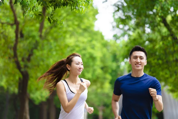 Mutlu Asya çift jogging ve doğada çalışan — Stok fotoğraf