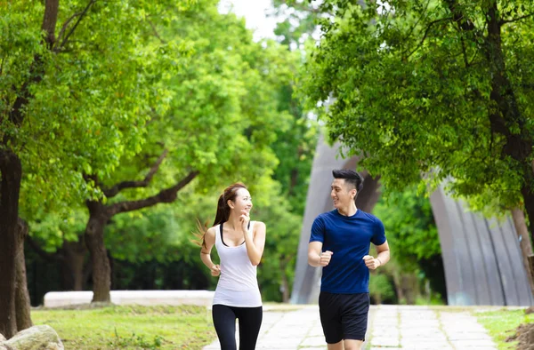 Happy couple joggen en hardlopen in de natuur — Stockfoto