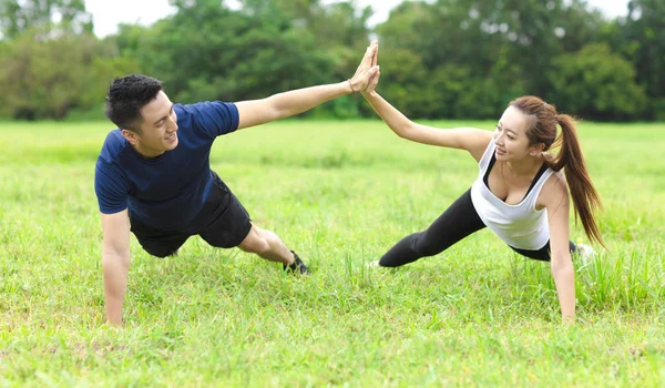 Joven pareja deportiva haciendo ejercicio juntos al aire libre — Foto de Stock