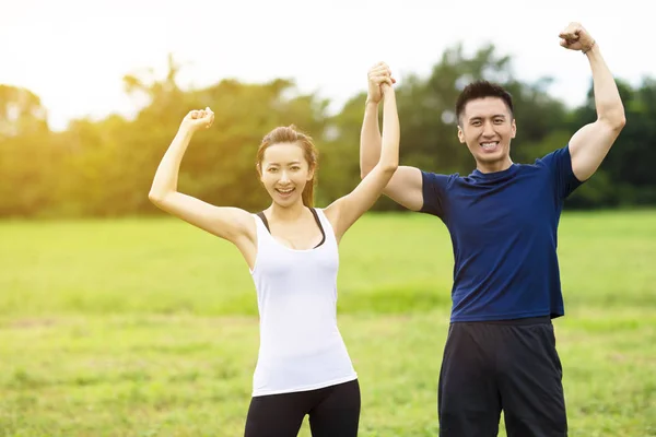 Jovem casal fitness treinamento juntos ao ar livre — Fotografia de Stock