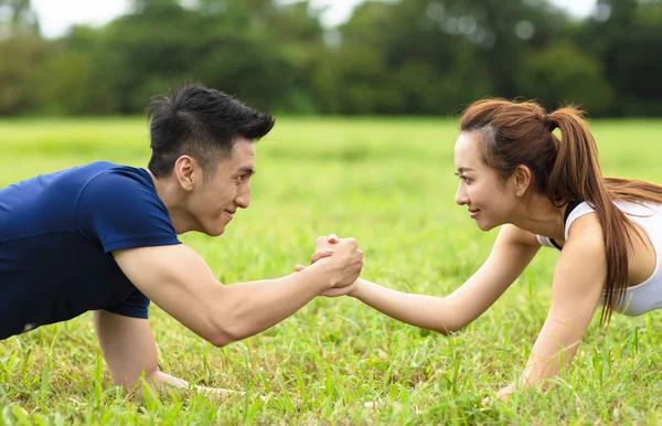 Jeune couple fitness entrainement ensemble à l'extérieur — Photo