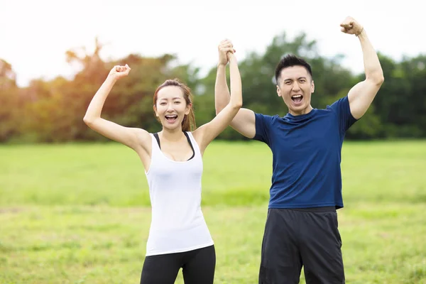 Joven pareja fitness entrenamiento juntos al aire libre —  Fotos de Stock