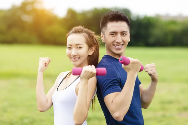 Asiático joven pareja entrenamiento con dumbbells —  Fotos de Stock