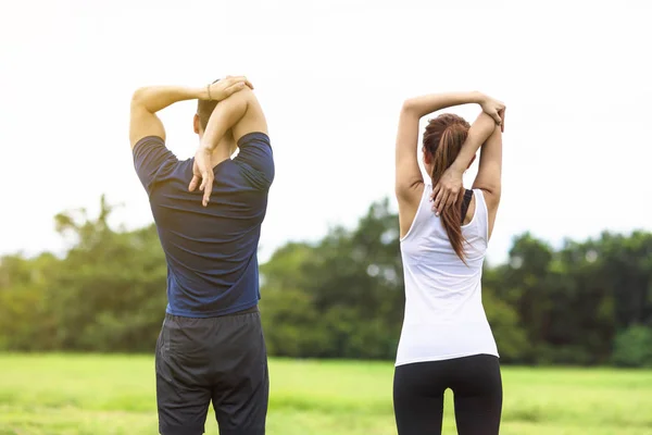 Joven pareja deportiva haciendo ejercicio juntos al aire libre — Foto de Stock