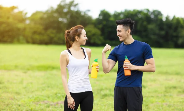 Jeune couple sportif travaillant ensemble à l'extérieur — Photo