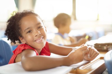 Sınıfta gülümseyen ilkokul çocukları