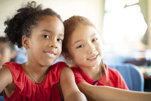 Niños de primaria sonrientes en el aula — Foto de Stock