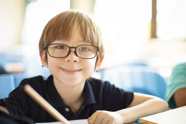 Niños felices de la escuela primaria en el aula —  Fotos de Stock