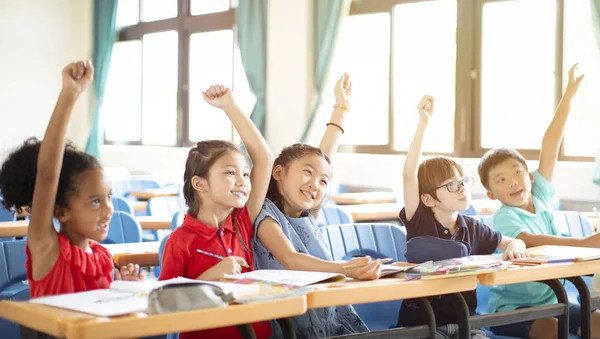 Niños felices de la escuela primaria en el aula —  Fotos de Stock