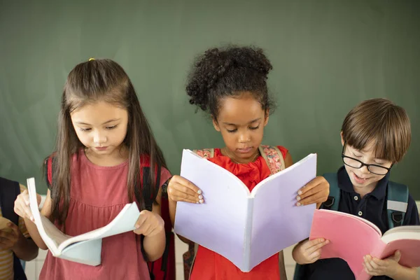 Groep van diverse jonge studenten die studeren in de klas — Stockfoto