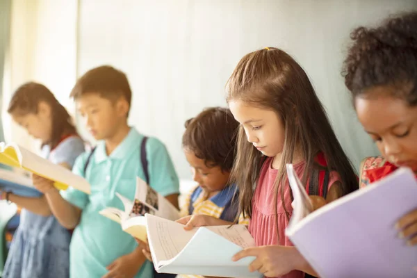 Grupp av olika unga studenter som studerar i klassrummet — Stockfoto