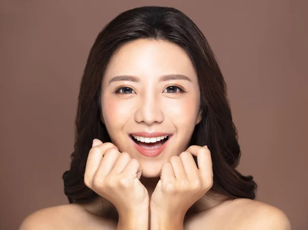 Aufgeregte und überraschte junge Frau zeigt ihre Zähne — Stockfoto