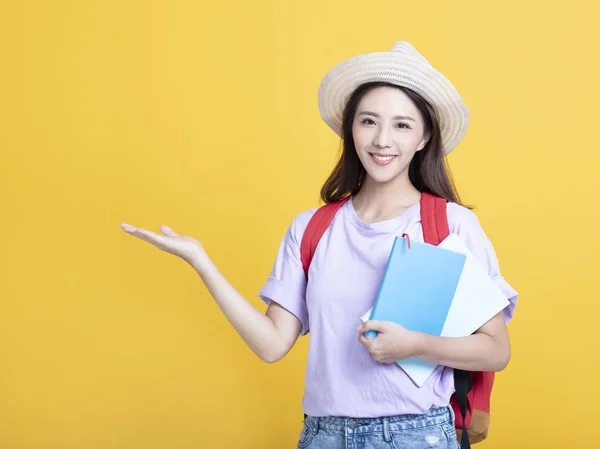 Joven asiática chica estudiante holding libro y mostrando —  Fotos de Stock